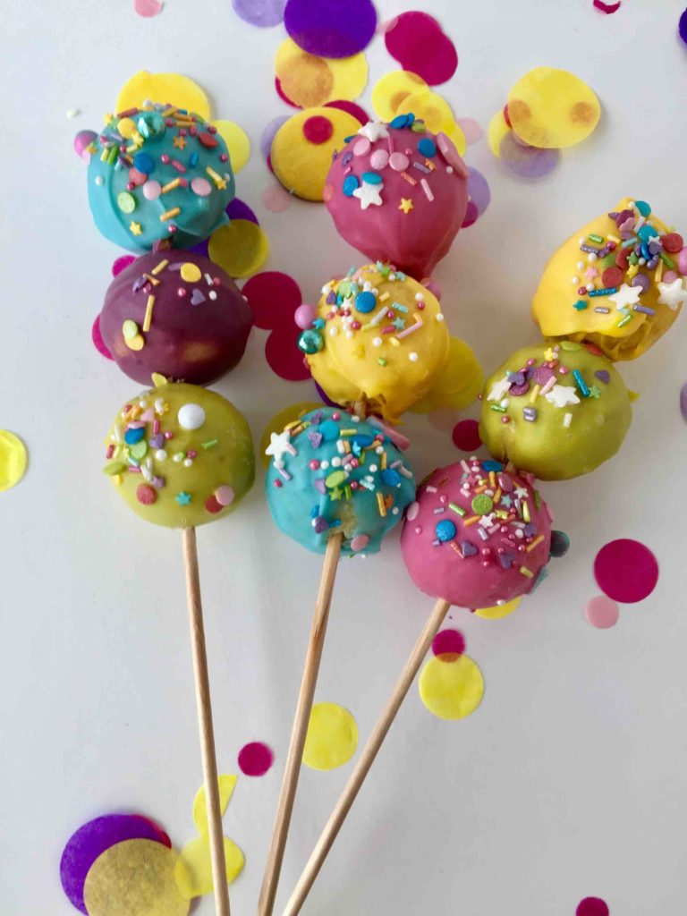 Die bunten Cakepop-Sticks mit jeweils 3 bunten Cakepops sind der ideale Partysnack für jeden Kindergeburtstag und jede Kinderparty wie Karneval.