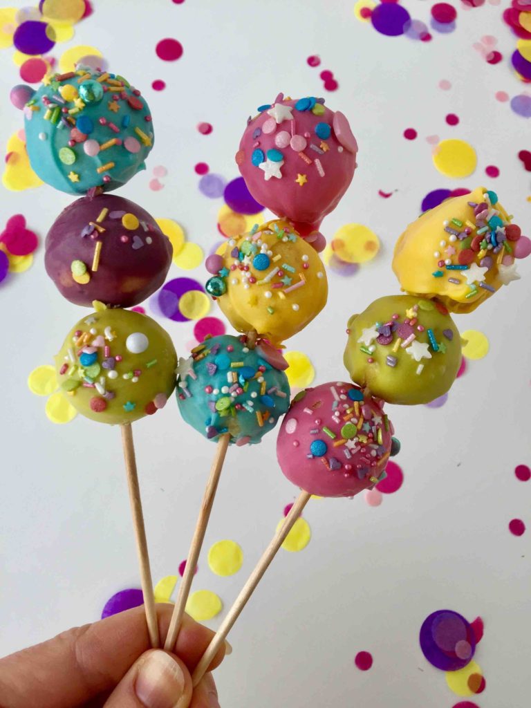 Die bunten Cakepop-Sticks mit jeweils 3 bunten Cakepops sind ein Highlight auf jedem Kindergeburtstag und jeder Kinderparty wie Karneval.