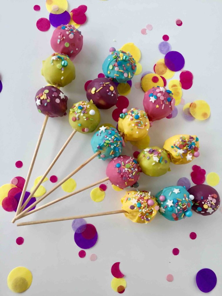 Die bunten Cakepop-Sticks mit jeweils 3 bunten Cakepops sind der ideale Partysnack für jeden Kindergeburtstag und jede Kinderparty wie Karneval.