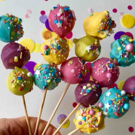 Die bunten Cakepop-Sticks mit jeweils 3 bunten Cakepops sind ein Highlight auf jedem Kindergeburtstag und jeder Kinderparty wie Karneval.