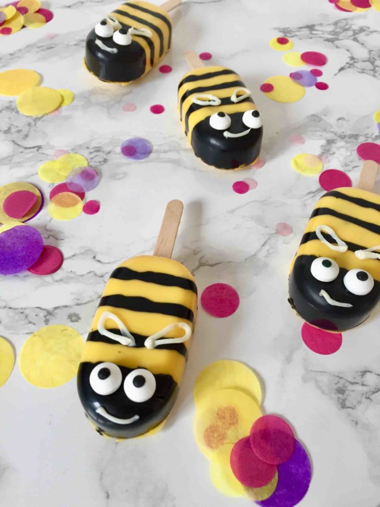Ein schnelles Rezept für einfache Bienen-Cakesicles für den nächsten Kindergeburtstag - Backen mit Kindern im Frühling