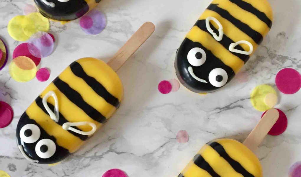 Ein schnelles Rezept für einfache Bienen-Cakesicles für den nächsten Kindergeburtstag - Backen mit Kindern im Frühling