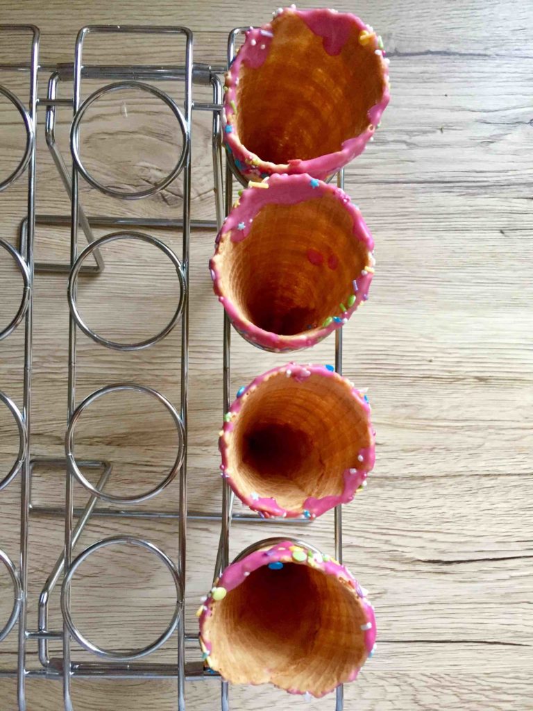 Schnelles Rezept für Cone Cakes zu Ostern - Osterhasen zum Backen mit Kindern