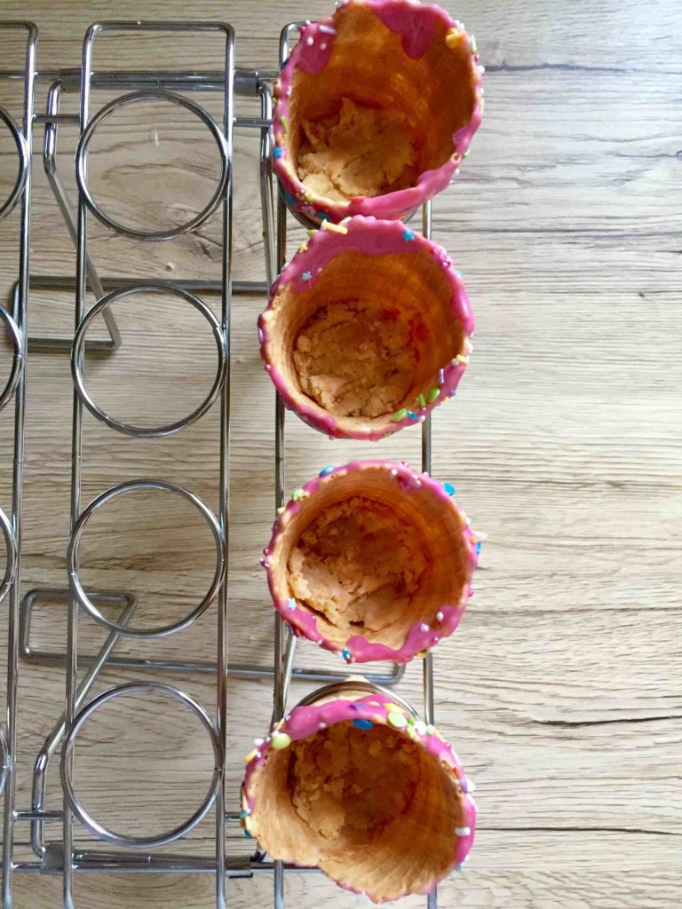 Schnelles Rezept für Cone Cakes zu Ostern - Osterhasen zum Backen mit Kindern
