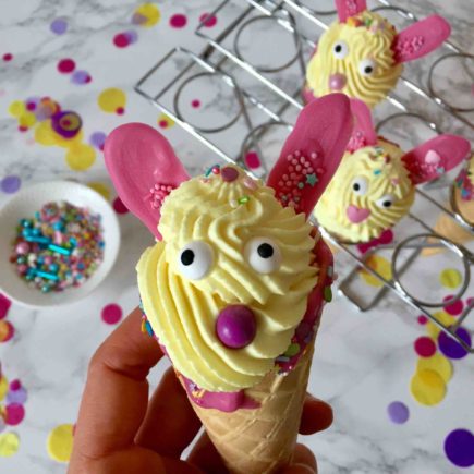 Schnelles Rezept für Cone Cakes zu Ostern - Osterhasen zum Backen mit Kindern