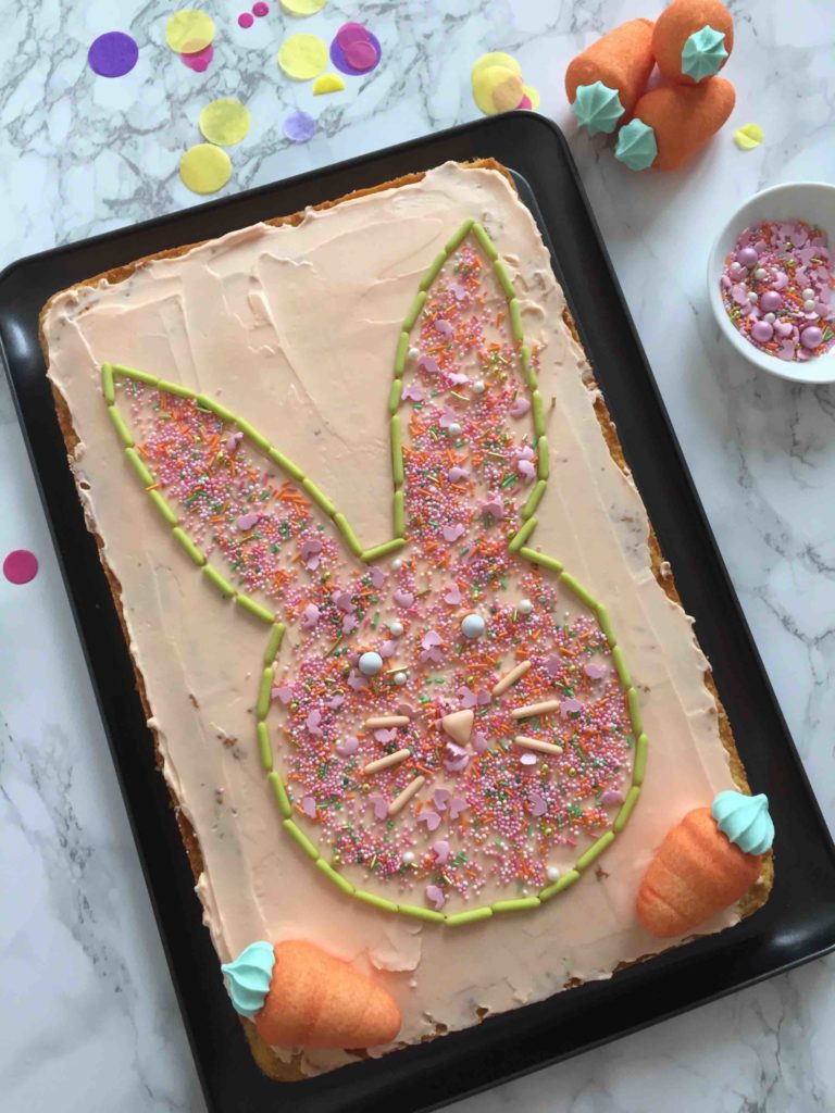 Das einfache Rezept für einen Rüblikuchen zu Ostern für das Backen mit Kindern.