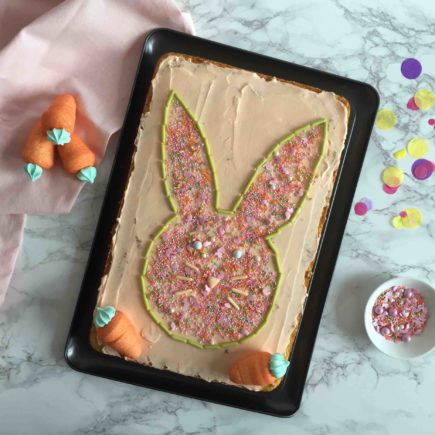 Das einfache Rezept für einen Rüblikuchen zu Ostern für das Backen mit Kindern.