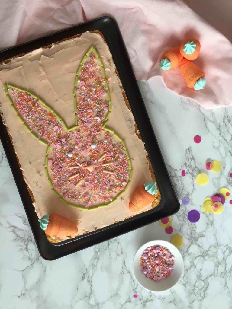Das einfache Rezept für einen Rüblikuchen zu Ostern für das Backen mit Kindern. (Bucketliste für Ostern)