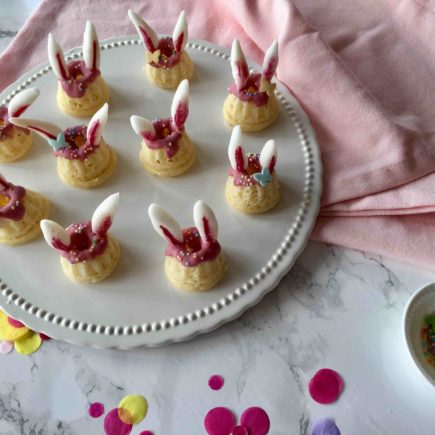 Ein einfaches Rezept für einen Joghurt-Gugelhupf zu Ostern. Mit einfachen Osterhasenohren aus Fondant perfekt für das Backen mit Kindern.