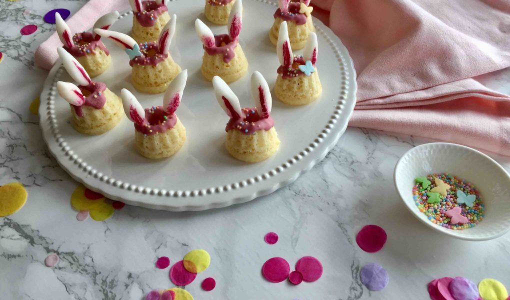 Kleine Osterhasen-Gugelhupfe mit Fondant-Ohren für das Backen mit Kindern (Bucketliste für Ostern)