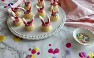 Kleine Osterhasen-Gugelhupfe mit Fondant-Ohren für das Backen mit Kindern (Bucketliste für Ostern)