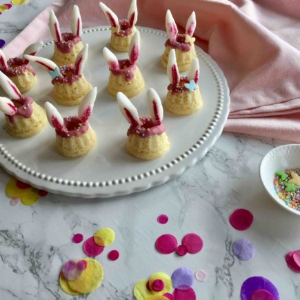 Kleine Osterhasen-Gugelhupfe mit Fondant-Ohren für das Backen mit Kindern (Bucketliste für Ostern)
