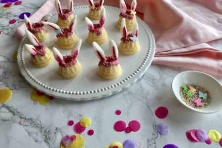 Kleine Osterhasen-Gugelhupfe mit Fondant-Ohren für das Backen mit Kindern (Bucketliste für Ostern)