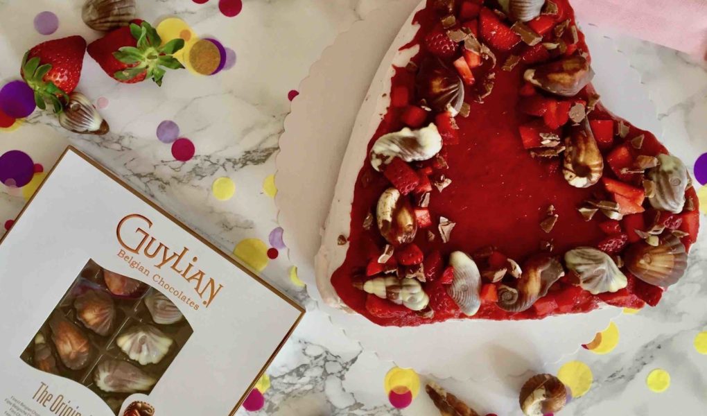 Die Erdbeeren-Quark-Torte zum Muttertag wird mit köstlichen Guylian-Pralinen gekrönt.