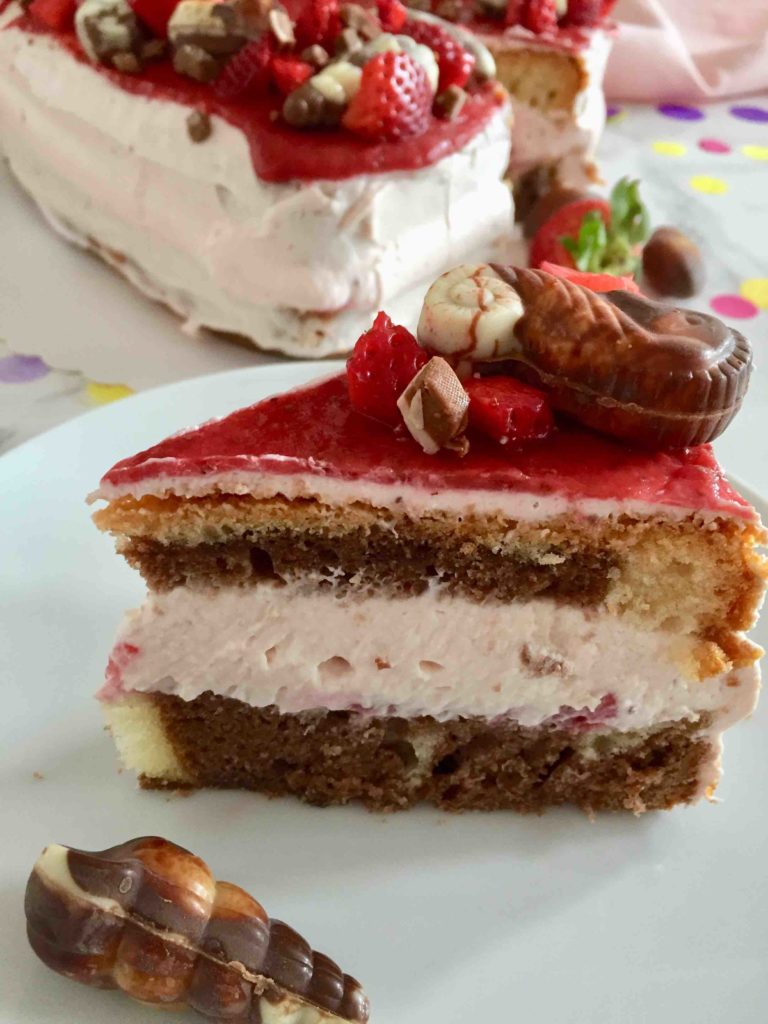 Die Erdbeer-Quark-Torte zum Muttertag wird mit köstlichen Guylian-Pralinen gekrönt.