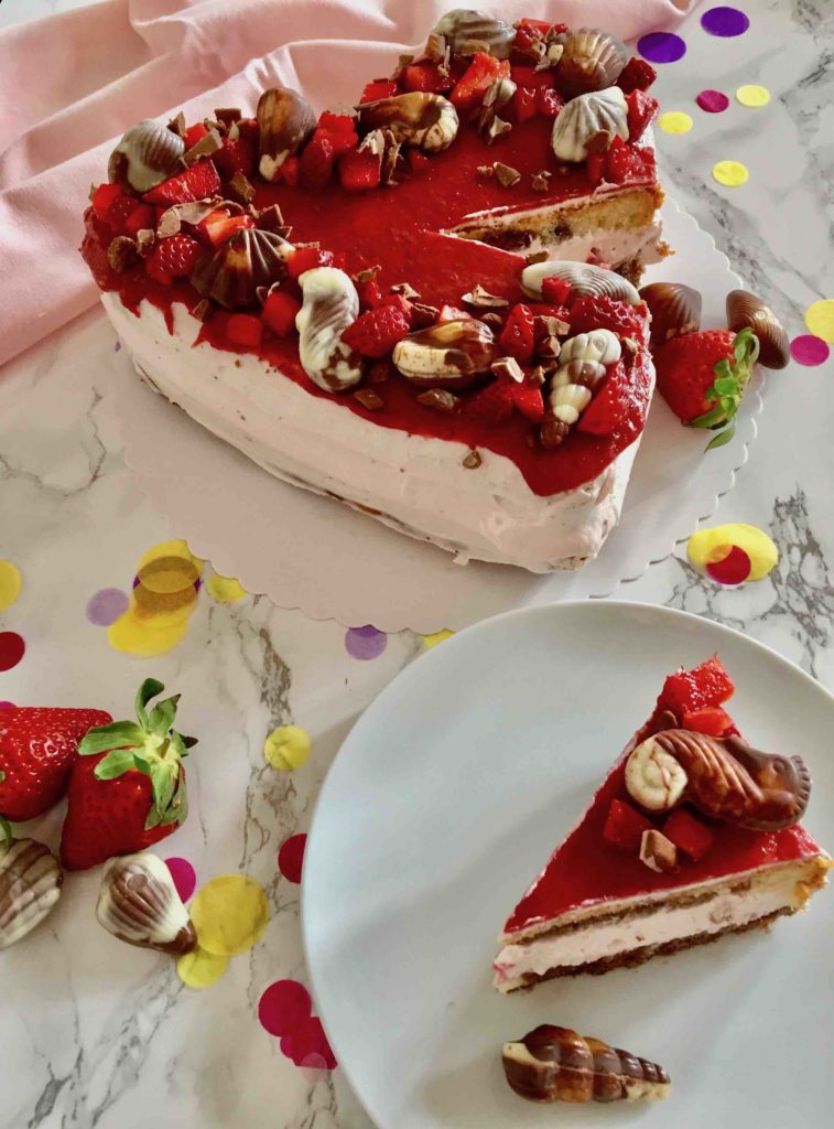 Die Erdbeeren-Quark-Torte zum Muttertag wird mit köstlichen Guylian-Pralinen gekrönt. Eine unserer beliebten Backideen für den Muttertag.