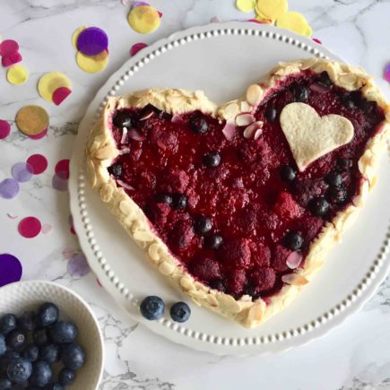 Die fruchtige Herz-Galette für den Muttertag kannst du in 30 Minuten mit deinen Kindern backen.