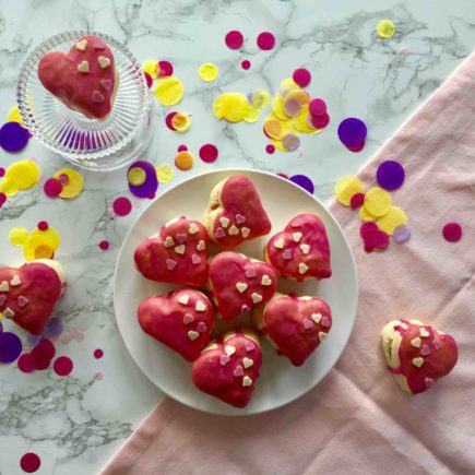 Die Mini-Herz-Ofenberliner sind ein Highlight zum Muttertag, dass du mit deinen Kindern backen kannst.