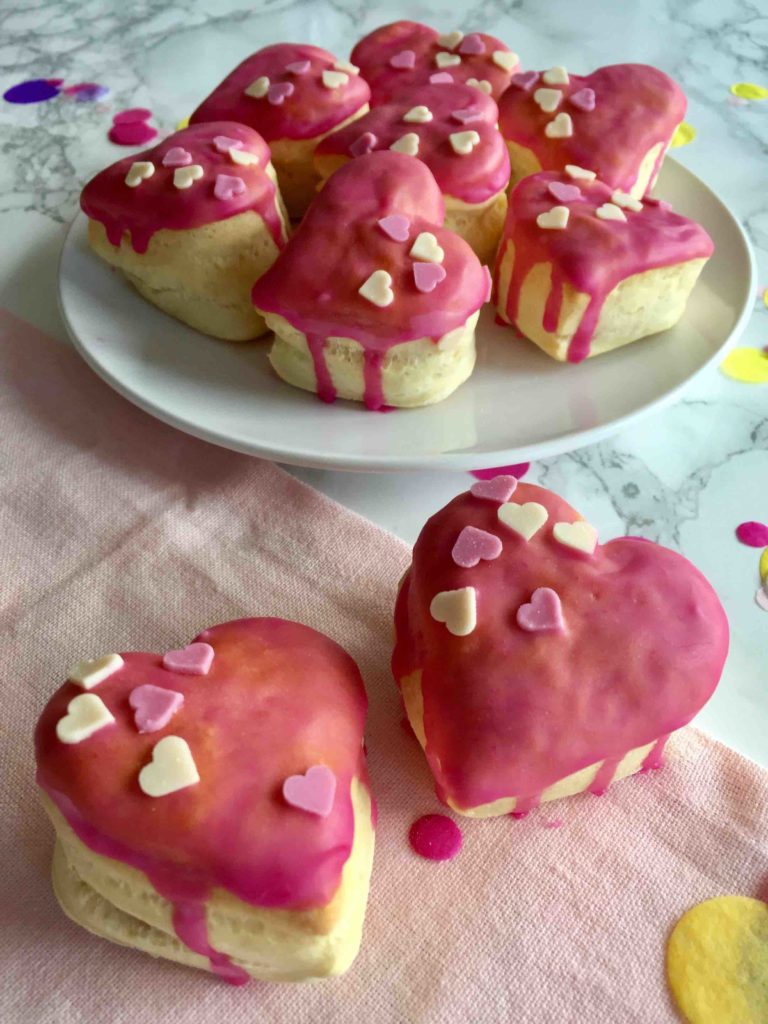 Die Mini-Herz-Ofenberliner sind ein Highlight zum Muttertag, dass du mit deinen Kindern backen kannst.