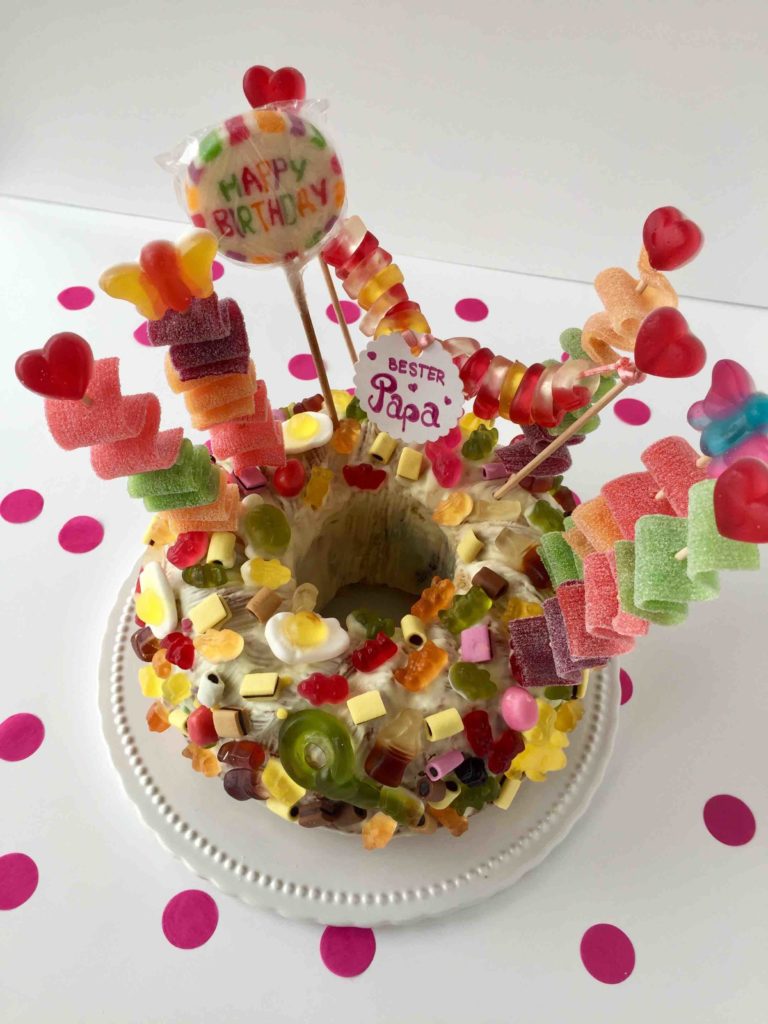 Der Candy Cake ist eine köstliche Dekoration für Geburtstagskuchen mit Weingummi - ein Traum für Naschkatzen