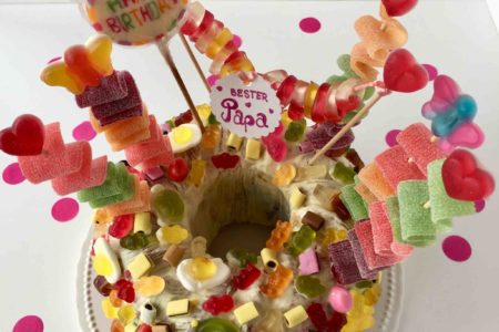 Der Candy Cake ist eine köstliche Dekoration für Geburtstagskuchen mit Weingummi - ein Traum für Naschkatzen