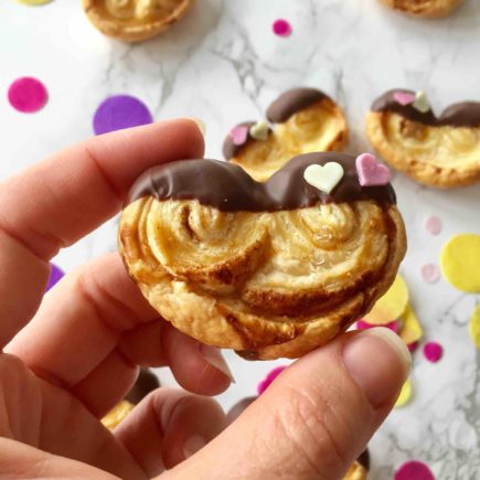 Das schnelle Rezept für Mini-Schweineöhrchen aus Blätterteig ist herrlich zum Backen mit Kindern.