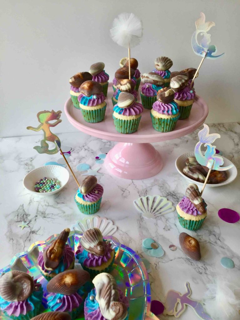 Die Vanille-Cupcakes mit den Meeresfrüchte-Pralinen für die nächste Unterwasser-Party sind die perfekte Partyfood.