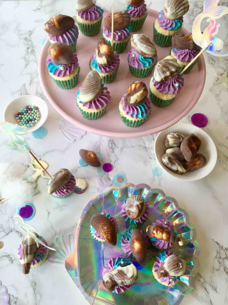 Die Vanille-Cupcakes mit den Meeresfrüchte-Pralinen für die nächste Unterwasser-Party sind die perfekte Partyfood.
