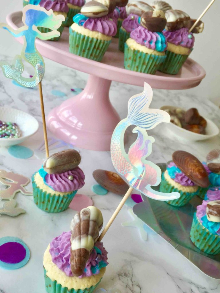 Die Vanille-Cupcakes mit den Meeresfrüchte-Pralinen für die nächste Unterwasser-Party sind die perfekte Partyfood.