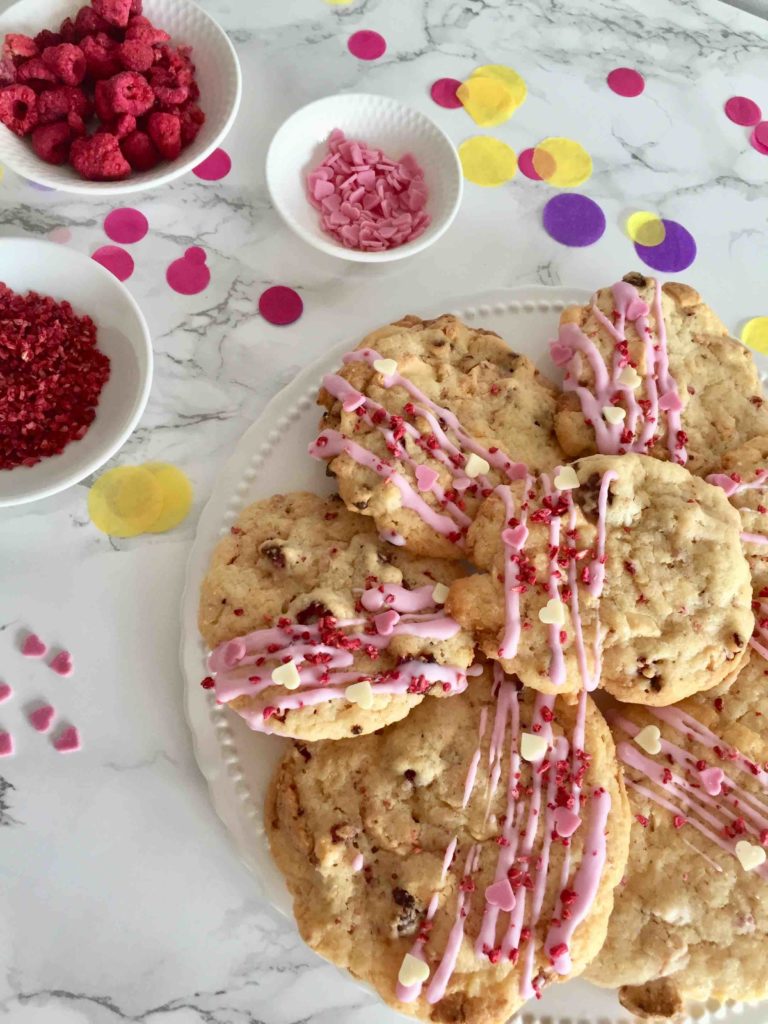 Fruchtige Weiße-Schoko-Himbeer-Cookies sind einfach mit Kindern zu backen. Ideal zum Muttertag.