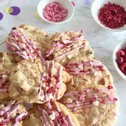 Fruchtige Weiße-Schoko-Himbeer-Cookies sind einfach mit Kindern zu backen. Ideal zum Muttertag.