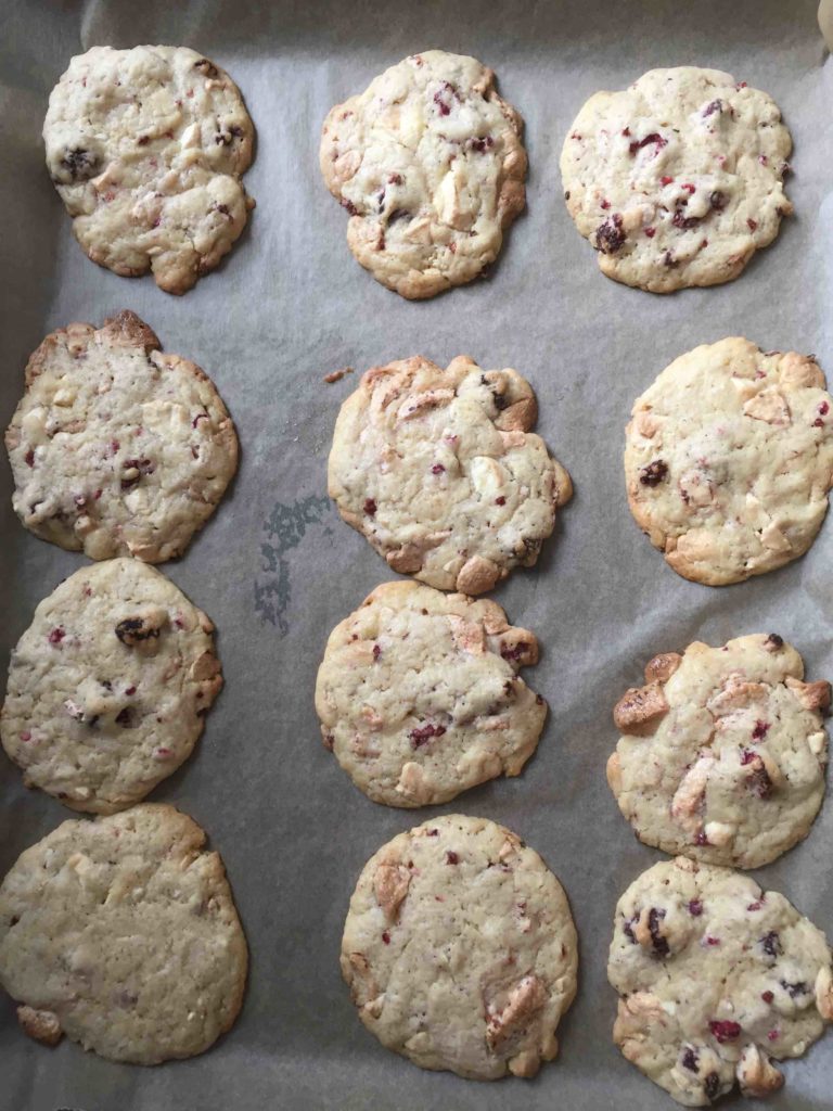 Die frisch gebackenen, fruchtigen Weiße-Schoko-Himbeer-Cookies