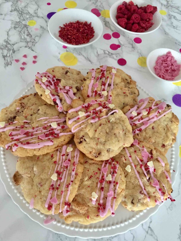 Fruchtige Weiße-Schoko-Himbeer-Cookies sind einfach mit Kindern zu backen. Ideal zum Muttertag.
