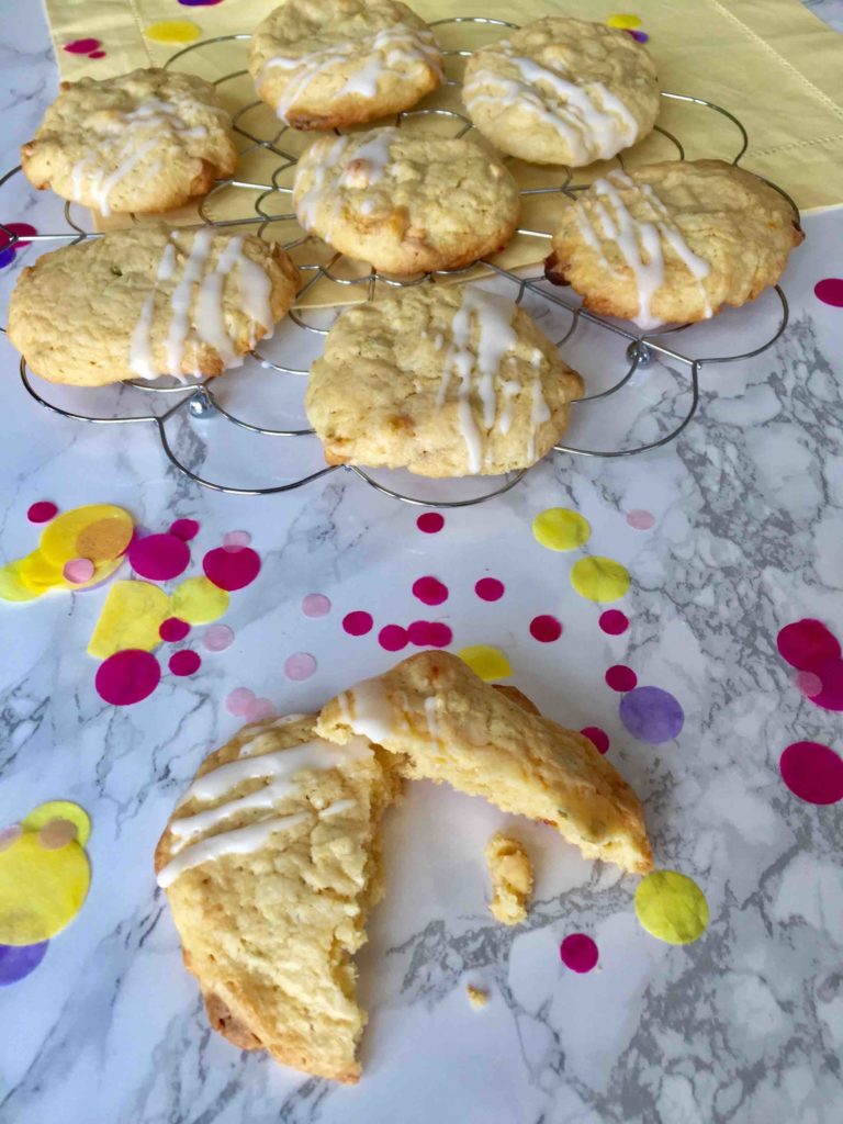 Erfrischende Zitronen-Pistazien-Cookies sind einfach und schnell mit Kindern gebacken.