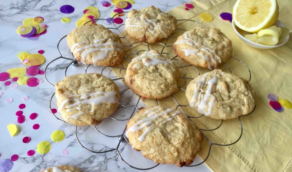 Erfrischende Zitronen-Pistazien-Cookies sind einfach und schnell mit Kindern gebacken.