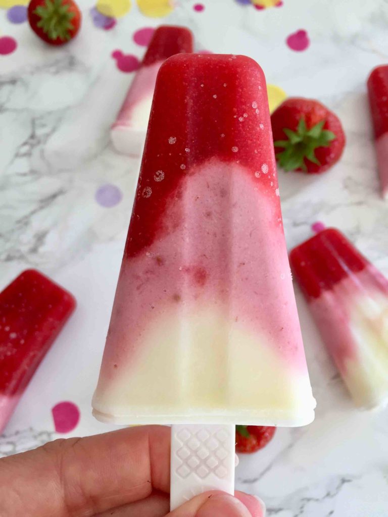 Die cremigen Erdbeeren-Kokos-Eispops sind lecker cremig und dabei hübsch anzusehen.