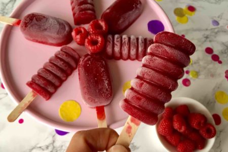 Die fruchtigen Himbeer-Vanille-Eispops sind das ultimative Sommerrezept als Alternative zum Backen mit Kindern.