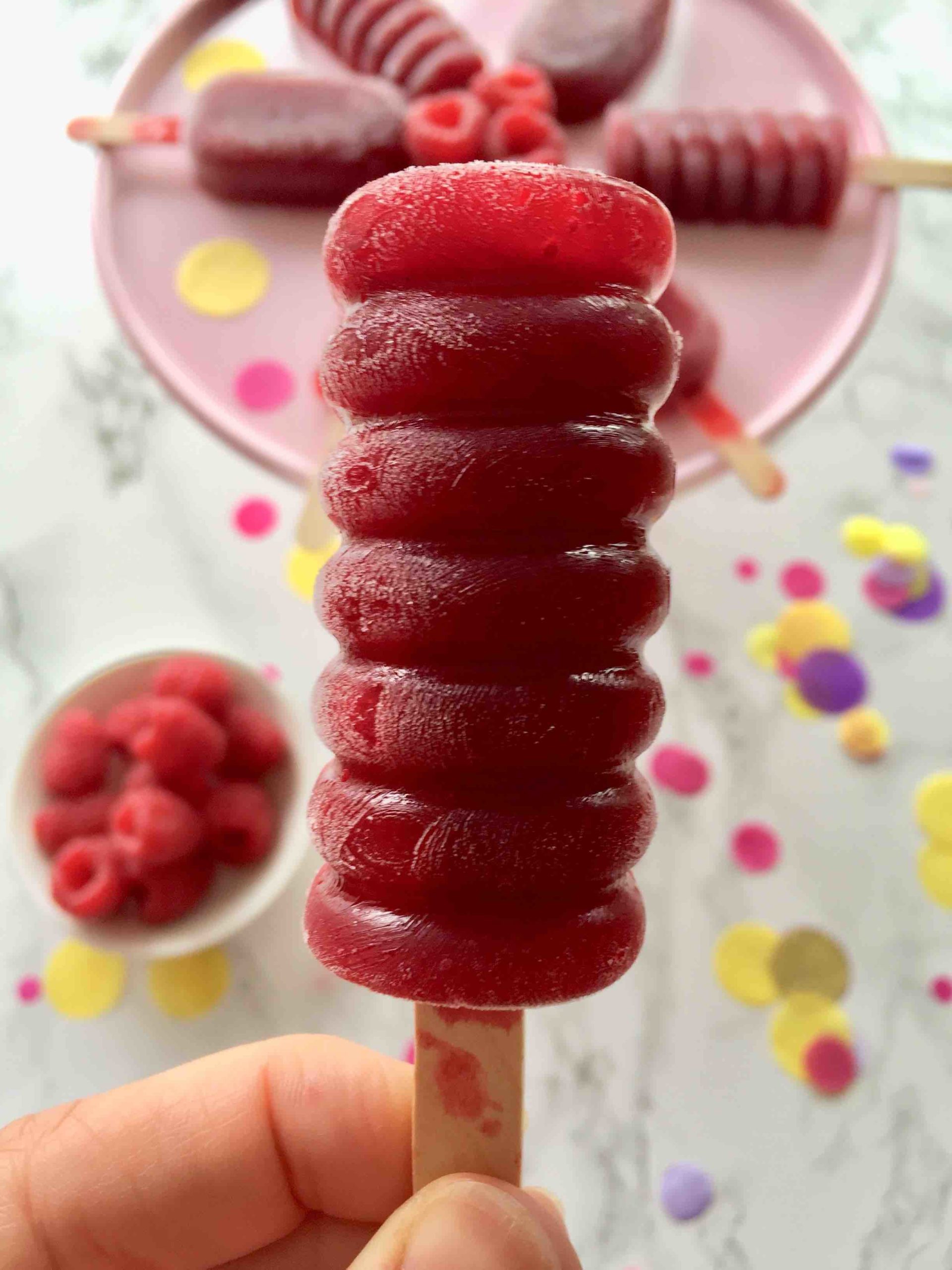 Die fruchtigen Himbeer-Vanille-Eispops sind das ultimative Sommerrezept als Alternative zum Backen mit Kindern.