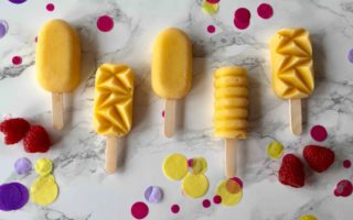Die exotischen Mango-Kokos-Eispops sind das ultimative Sommerrezept als Alternative zum Backen mit Kindern.