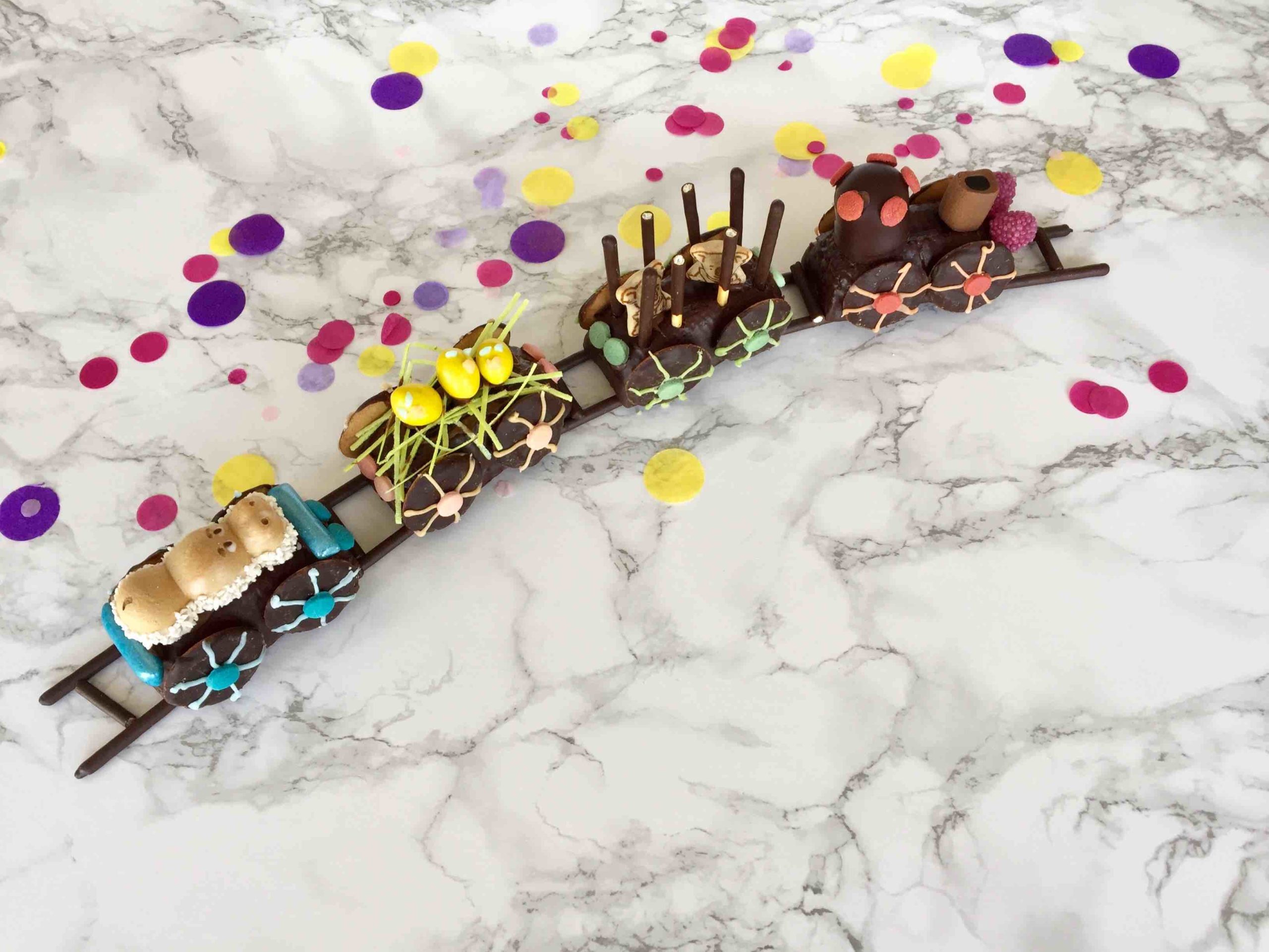 Tierischer Eisenbahnkuchen - der essbare Geburtstagszug - Backen mit Minis