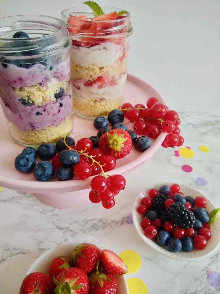 Fruchtige No-Bake-Cakes im Glas mit verschiedenen Beeren - eine schnelle Picknickidee zum Selbermachen mit Kindern