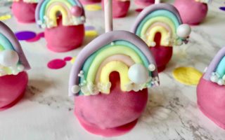 Die bunten Regenbogen-Cakepops sind mit den süßen Fondant-Regenbogen ein Highlight auf jedem Kindergeburtstag
