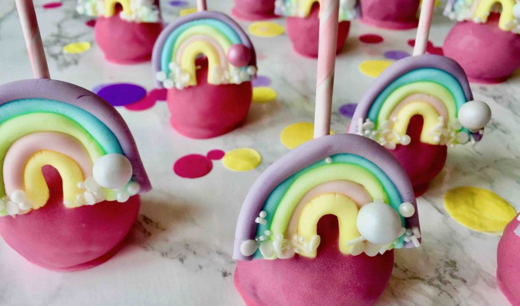 Die bunten Regenbogen-Cakepops sind mit den süßen Fondant-Regenbogen ein Highlight auf jedem Kindergeburtstag