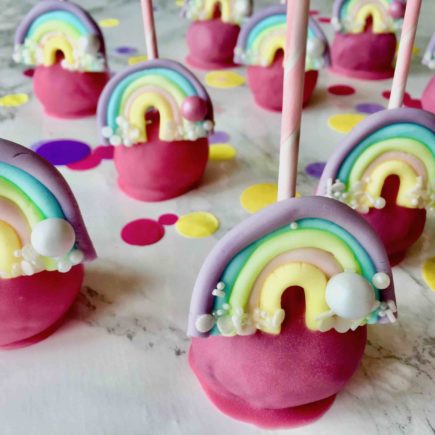 Die bunten Regenbogen-Cakepops sind mit den süßen Fondant-Regenbogen ein Highlight auf jedem Kindergeburtstag