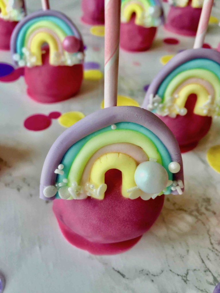 Die bunten Regenbogen-Cakepops sind mit den süßen Fondant-Regenbogen ein Highlight auf jedem Kindergeburtstag. Perfekt für deine Regenbogenparty!