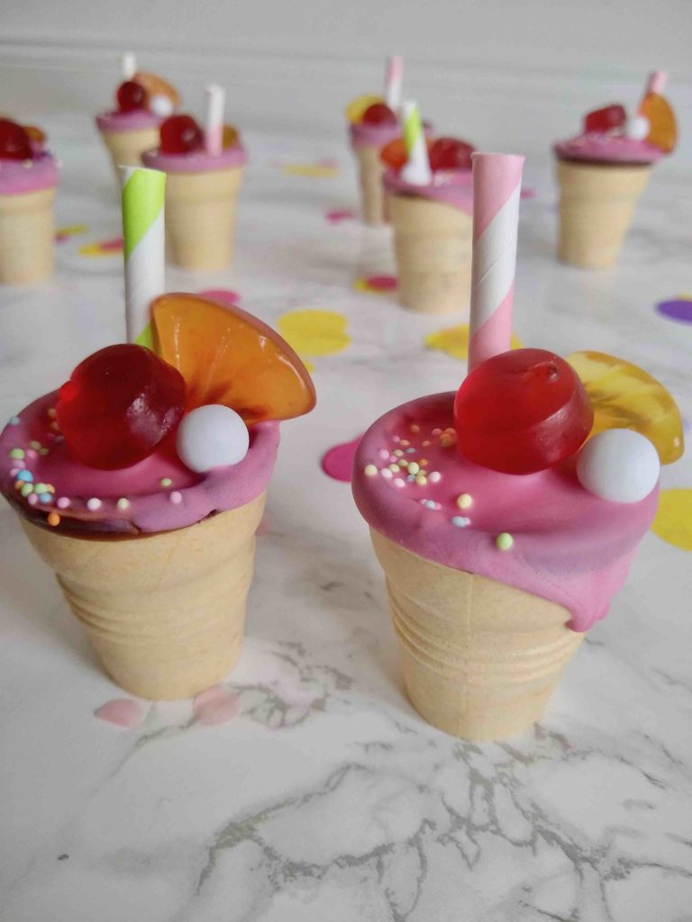 Die kunterbunten Shake-Cakes im Waffelbecher sind die ideale Fingerfood-Idee für den nächsten Kindergeburtstag