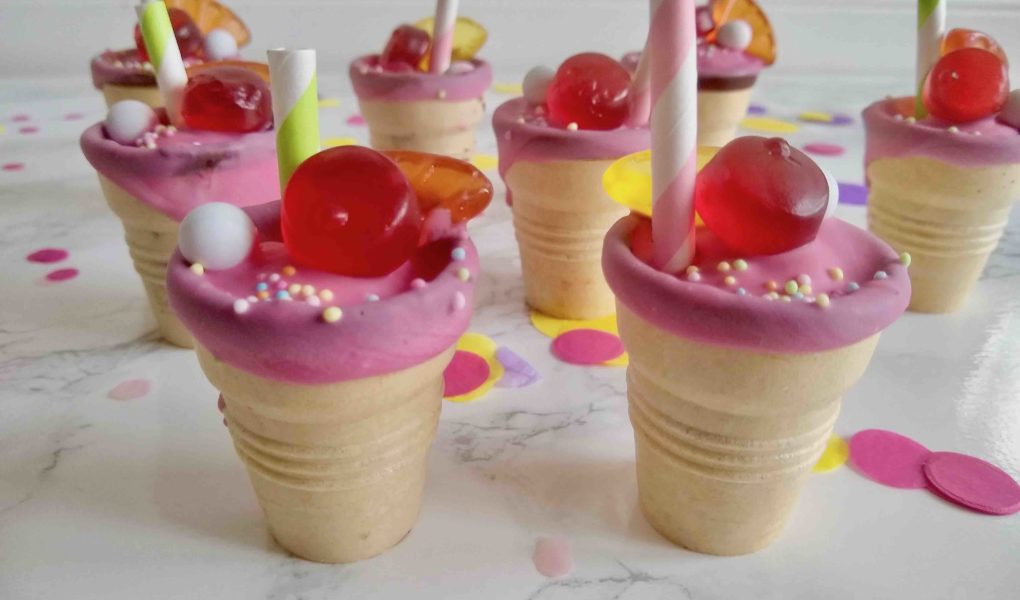 Die kunterbunten Shake-Cakes in einem Waffelbecher ist die ideale Fingerfood-Idee für den nächsten Kindergeburtstag
