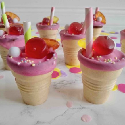 Die kunterbunten Shake-Cakes in einem Waffelbecher ist die ideale Fingerfood-Idee für den nächsten Kindergeburtstag