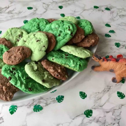 Die Dino-Cookies mit leckeren Schokochunks schmecken hervorragend zum Dino-Kindergeburtstag.