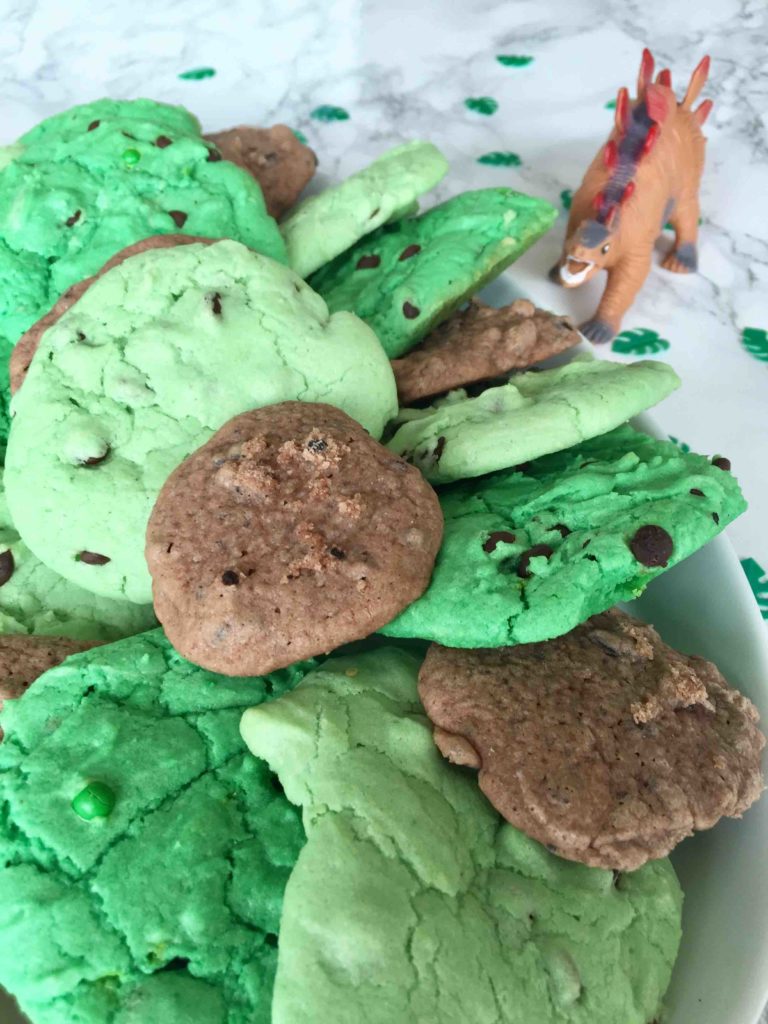 Die Dino-Cookies mit leckeren Schokochunks schmecken hervorragend zum Dino-Kindergeburtstag.